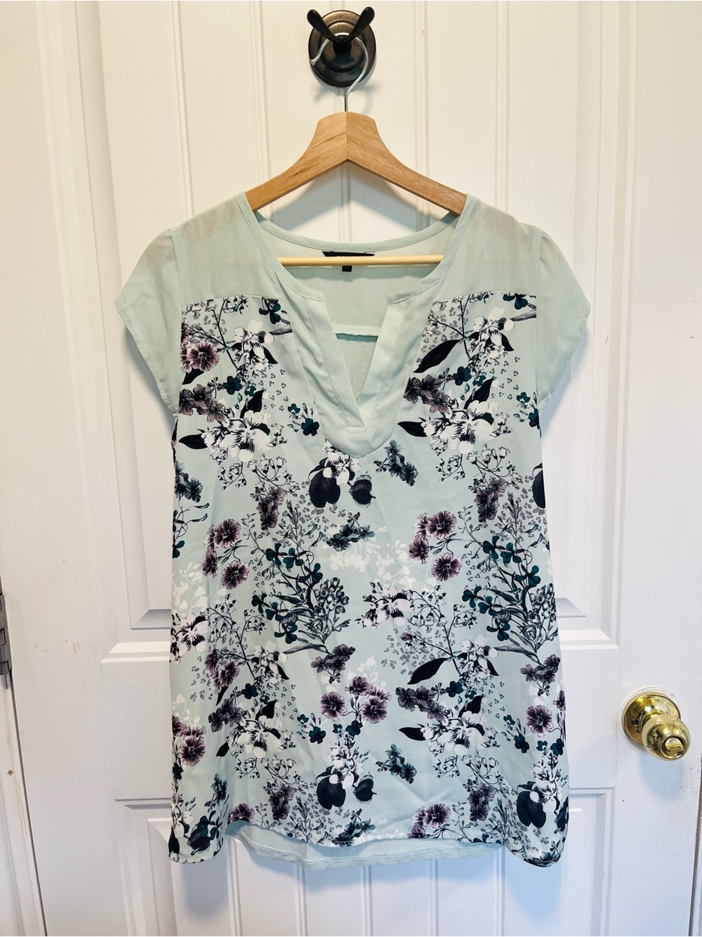 RW&CO. Light Mint Floral V-Neck Blouse Size L - Picture 2 of 6